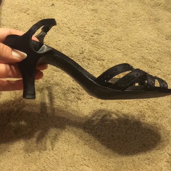 Strapped heels - Picture 3 of 6